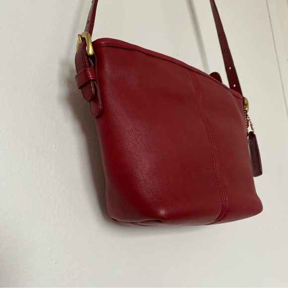 Elegant Red Leather Shoulder Bag - Picture 2 of 11